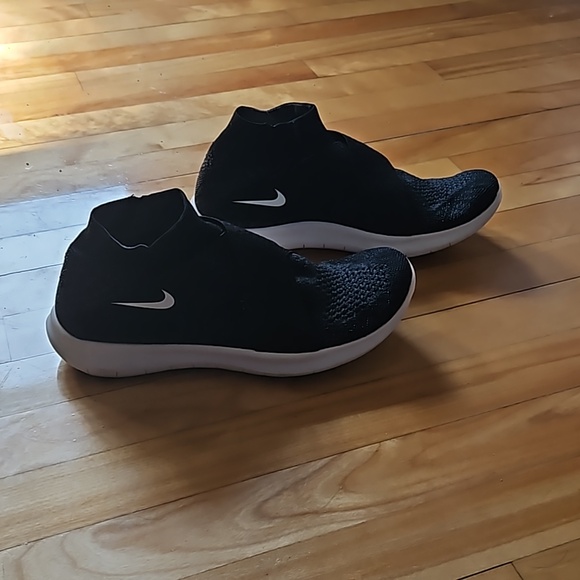 Nike black running shoes - Picture 2 of 5